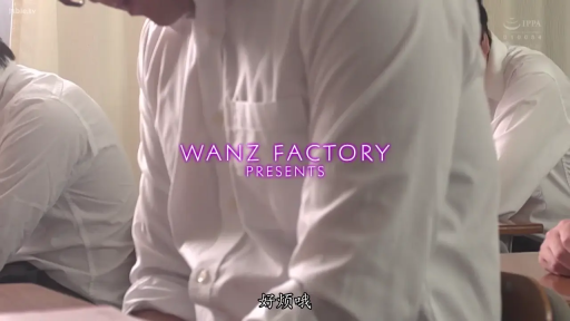 坐姿 · 教室 · 躯干 · 字幕 · 白衬衫 · 课桌 · 坐着