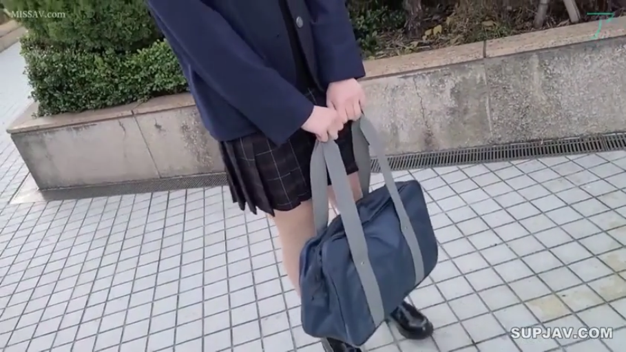 深蓝色校服西装外套 · 书包 · 户外街道 · 校服短裙下摆特写
