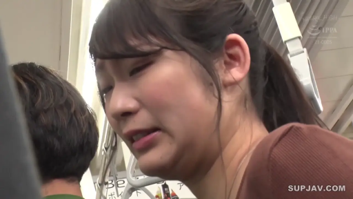 脸部特写 · 尴尬 · 公交车 · 棕色上衣
