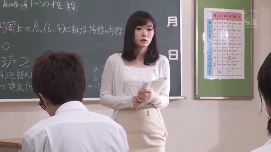 专注 · 教室 · 教材 · 白色吊带上衣 · 人物半身特写 · 黑板上有数学公式