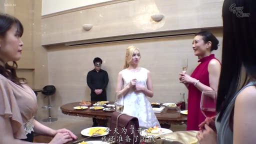 交谈 · 名牌包 · 红色露肩礼服 · 私人宴会厅 · 聚会人群 · 酒会氛围