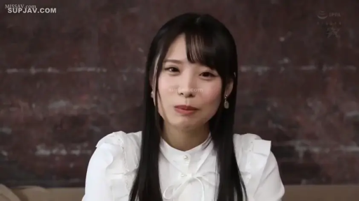 室内 · 微笑 · 面对镜头 · 白色衬衫 · 正面 · 半身像