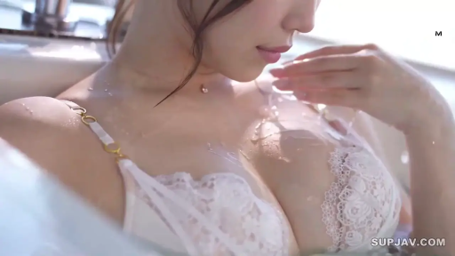 坐姿 · 胸部特写 · 湿身 · 浴缸 · 沉静 · 沐浴 · 白色蕾丝内衣 · 水珠