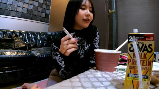 酒店房间 · 拿烟的手部特写 · 吸管 · 黑色印花卫衣 · 随意 · 黑色皮质沙发