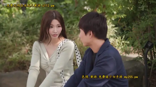 坐姿 · 交谈 · 中景 · 自然 · 剧情 · 针织衫 · 户外 · 单肩包