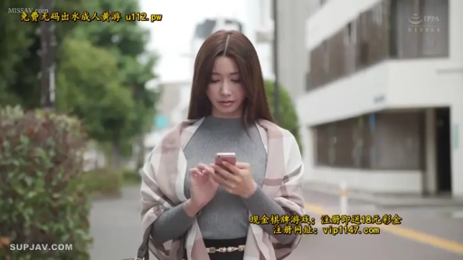 平静 · 手部特写 · 围巾 · 城市街道 · 格子纹围巾 · 无水印痕迹