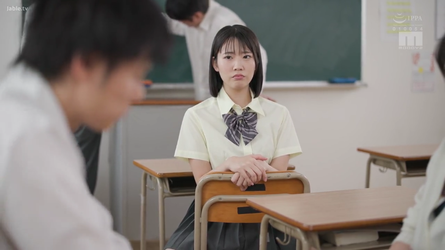 教室 · 蝶ネクタイ · 有些不情愿 · 短袖衬衫校服 · 女生面部特写