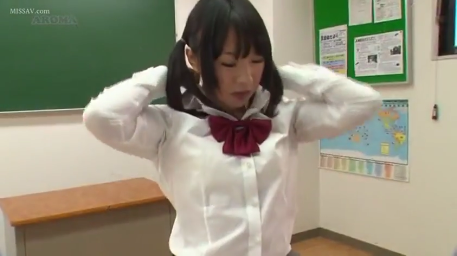 教室 · 专注 · 领结 · 白色学生衬衫 · 头部及上半身中景