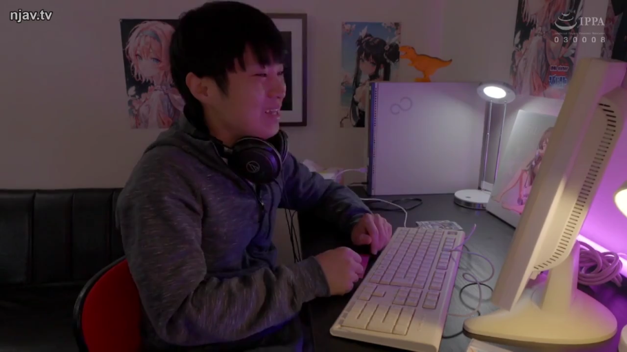 坐姿 · 卧室 · 半身 · 笑容 · 灰色连帽衫 · 使用电脑 · 宅男 · 电脑键盘耳机