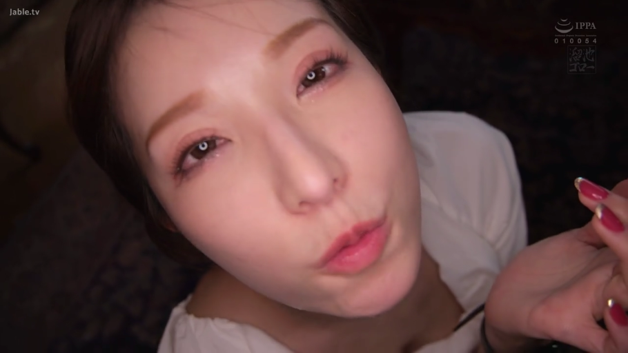 室内 · 眼神特写 · 白色上衣 · 娇羞 · 粉色美甲 · 口交视角