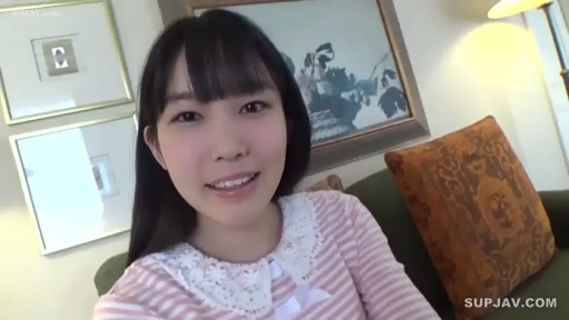 脸部特写 · 温柔 · 客厅 · 白色蕾丝领口 · 无 · 无 · 室内光线明亮