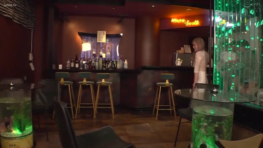 微笑 · 霓虹灯饰 · 酒吧 · 白色连衣裙 · 带有绿色装饰灯
