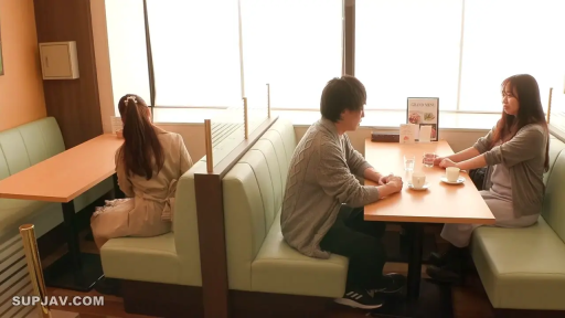 坐姿 · 全景 · 针织衫 · 餐厅