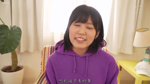 客厅 · 微笑 · 面部特写 · 紫色卫衣 · 画面有字幕