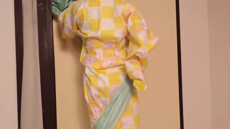 室内 · 背部 · 日式风格 · 背向站立 · 穿着中 · 黄色格子和服