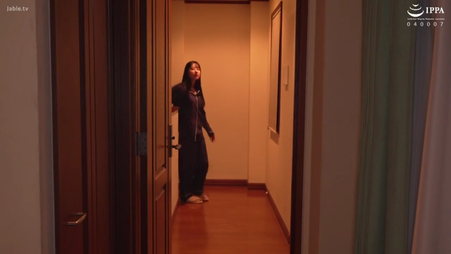 酒店走廊 · 平静 · 暖色灯光 · 睡衣套装