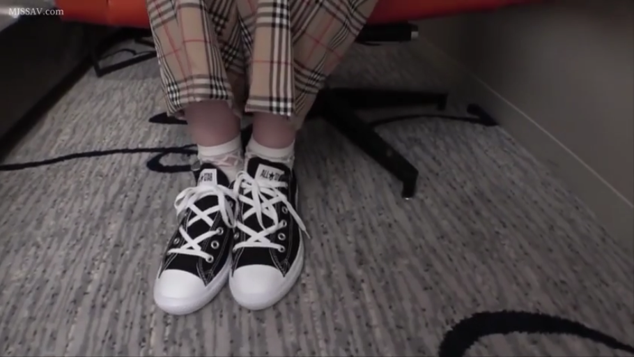 室内 · 坐姿 · 办公椅 · 足部 · 俯拍 · 静止 · 帆布鞋