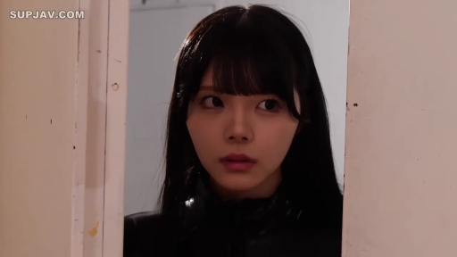 室内 · 严肃 · 脸部特写 · 站立 · 长发 · 门 · 窥视 · 黑色紧身衣