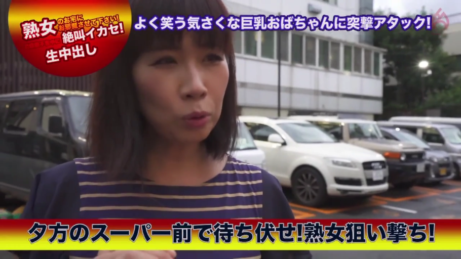 自然交流 · 人物面部特写 · 深色条纹上衣 · 超市外停车场 · 日语字幕叠加