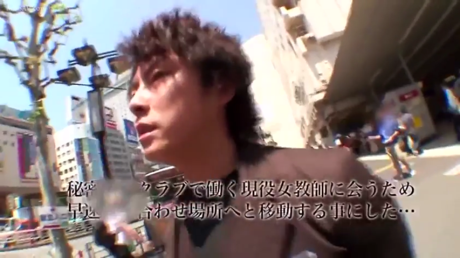 真剣 · 日语字幕 · 摄像机 · 黑色内搭 · 闹市区 · 男人面部