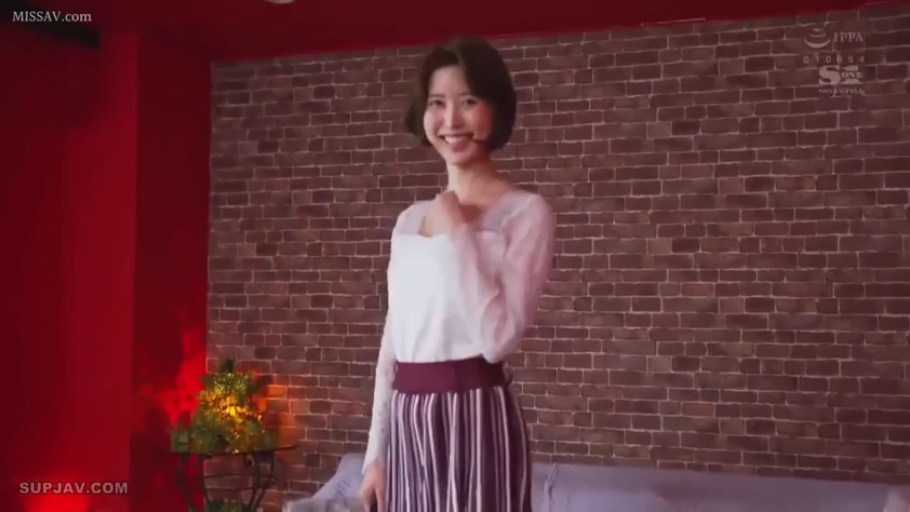 室内 · 站立 · 中景 · 条纹裙