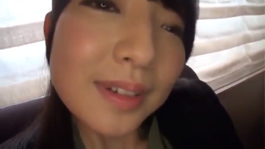 室内 · 眼睛特写 · 微笑 · 黑色外套 · 光线明亮
