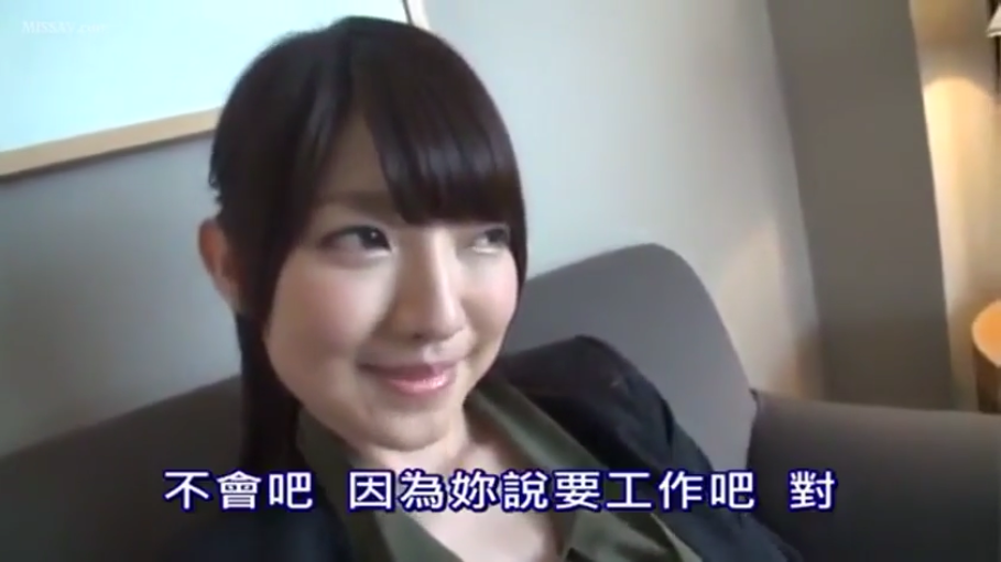 坐姿 · 交谈 · 微笑 · 面部特写 · 职业装 · 室内沙发