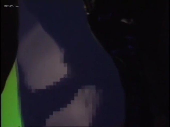 暗室 · 深蓝色紧身衣 · 紧身衣包裹下的侧身特写 · 画面有马赛克处理