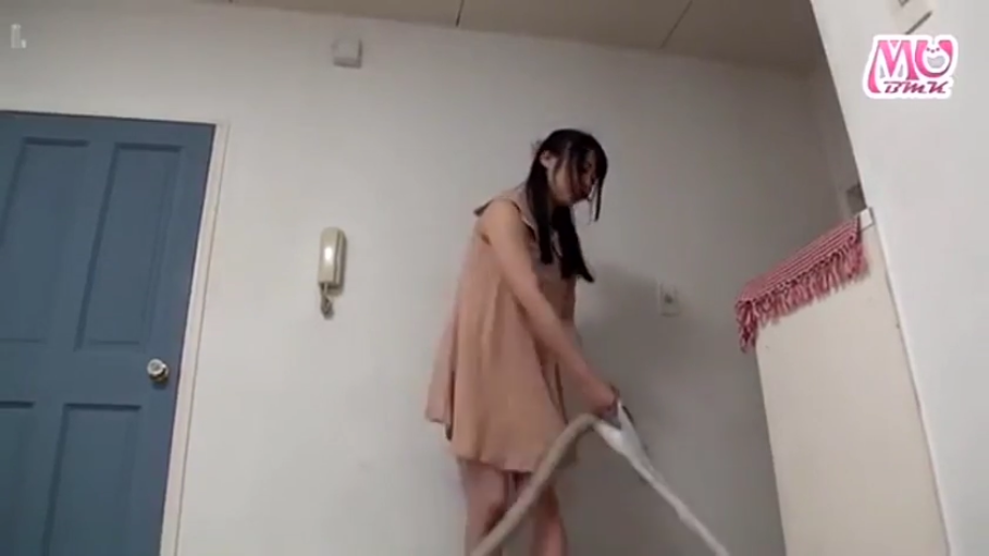 专注 · 室内卧室 · 吸尘器 · 浅粉色连衣裙 · 人物全身侧拍