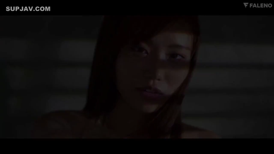 眼睛特写 · 渴望 · 暗室 · 裸体 · 昏暗灯光