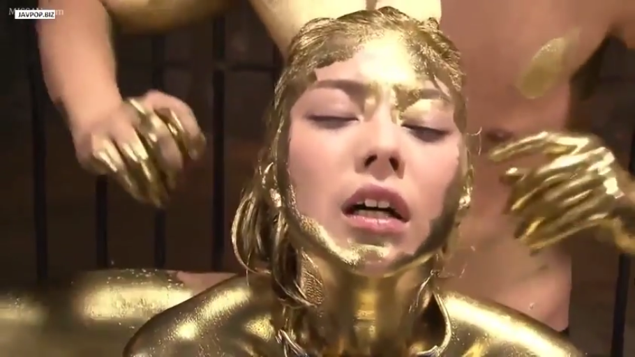 室内 · 脸部特写 · 仰头 · 陶醉表情 · 涂抹 · 金色人体彩绘 · 金色油漆 · 金色主题