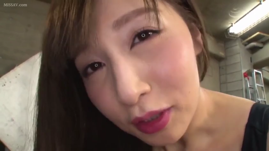室内 · 凝视 · 五官特写 · 黑色吊带背心