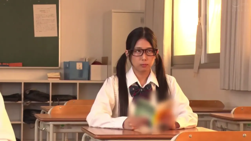 专注 · 教室 · 眼镜 · 面部特写 · 白色学生制服衬衫 · 课桌上有书本
