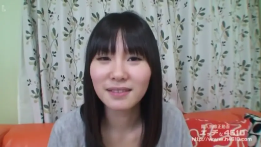 起居室 · 肩部以上 · 微笑 · 水印 · 灰色圆领上衣