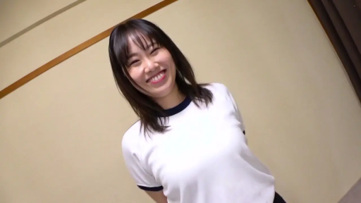 室内 · 面对镜头 · 半身 · 笑容 · 体操服 · 背手站立