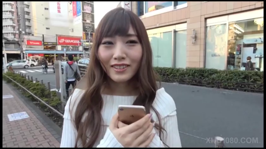 脸部特写 · 站立 · 户外街道 · 白色露肩毛衣