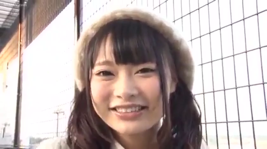 甜美 · 面部特写 · 注视 · 户外 · 双马尾 · 正面 · 绒毛帽