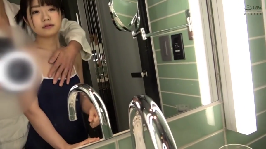 马赛克 · 站立 · 迷离 · 中景 · 抚摸 · 洗手间 · 死库水 · 镜子