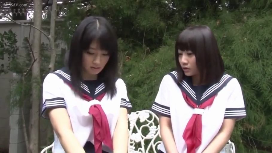 坐姿 · 交谈 · 忧郁 · 半身 · 户外 · 水手服 · 长椅 · 亚洲