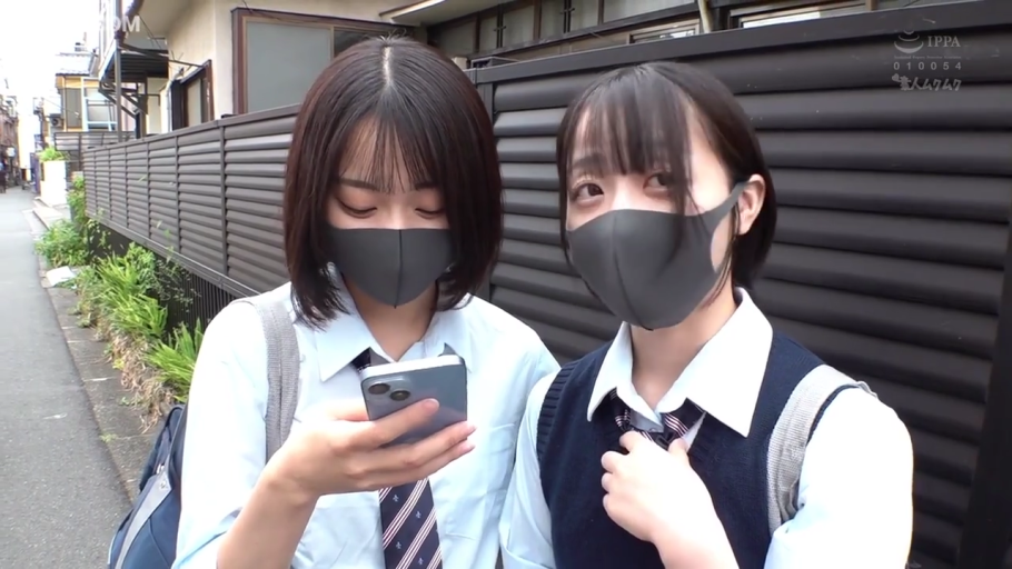 注视 · 头部特写 · 制服背心 · 黑色口罩 · 室外巷子