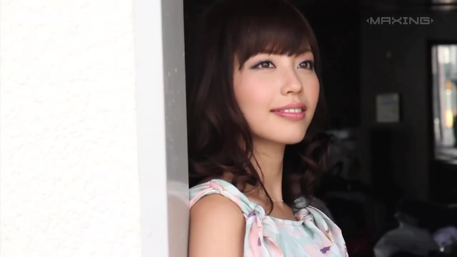 室内 · 脸部特写 · 微笑 · 凝视 · 棕色长发 · 侧身站立 · 碎花无袖衫