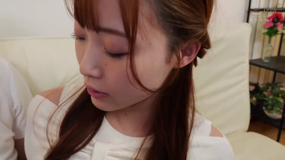 室内 · 坐姿 · 脸部特写 · 沙发 · 平淡 · 长发 · 白色露肩上衣 · 凝视下方