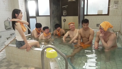 欢笑 · 公共浴池 · 女子侧影 · 围脖毛巾 · 女子身穿白色背心和超短牛仔裤