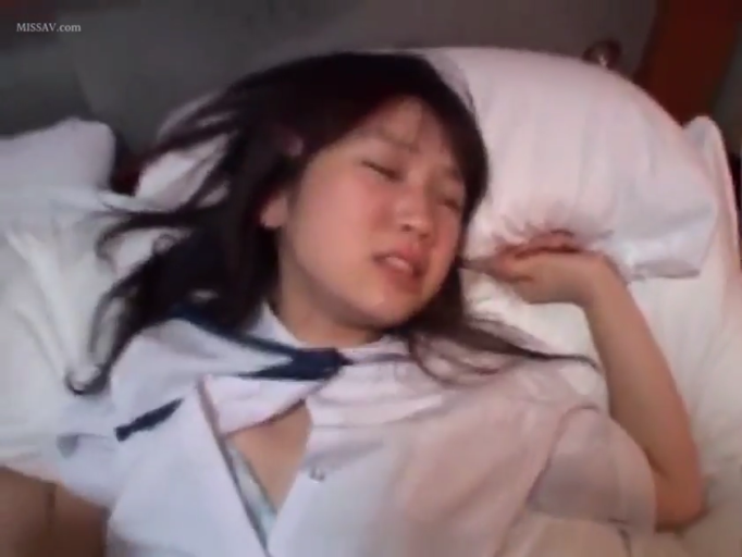 脸部特写 · 床 · 痛苦表情 · 白色学生制服 · 凌乱发型