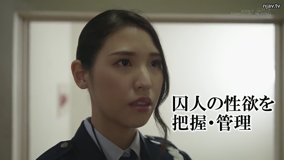 冷漠 · 面部特写 · 监狱 · 画面带有日语字幕 · 衬衫领口