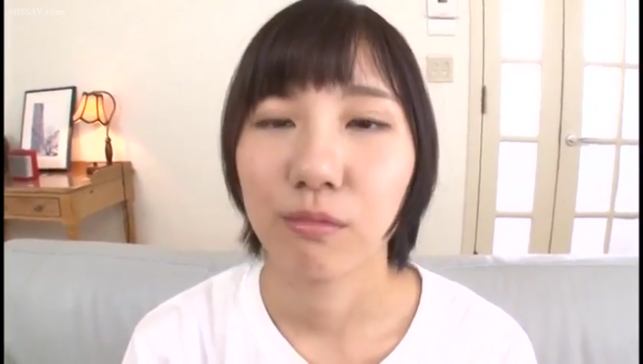 眼神特写 · 卧室 · 台灯 · 白色T恤 · 发呆