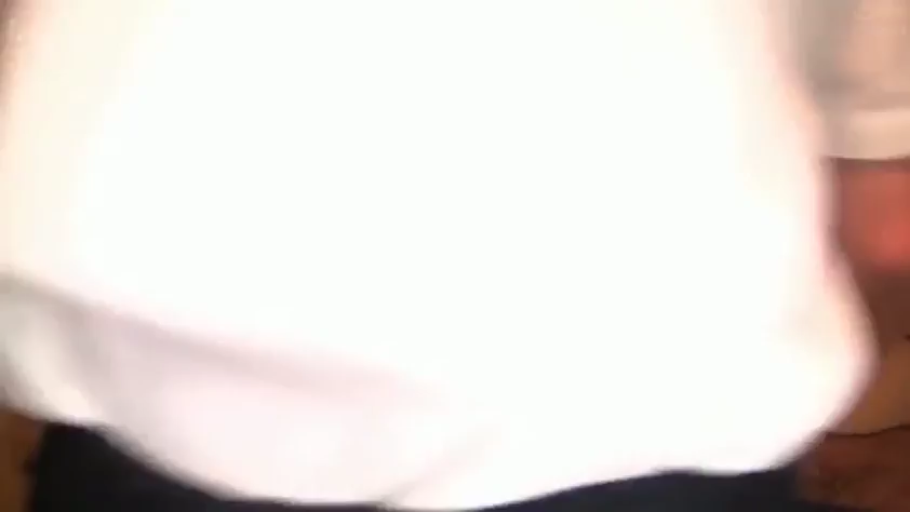 室内 · 站立 · 躯干 · 白色上衣 · 模糊动作