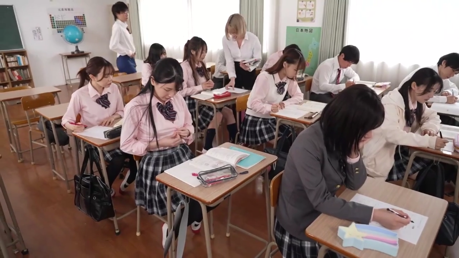 座り姿勢 · 制服 · 教室 · 集中 · 全景 · 多人 · 课本 · 解扣子