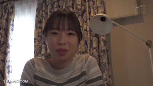 卧室 · 注视 · 台灯 · 条纹针织衫 · 室内光线充足 · 脸部正面特写