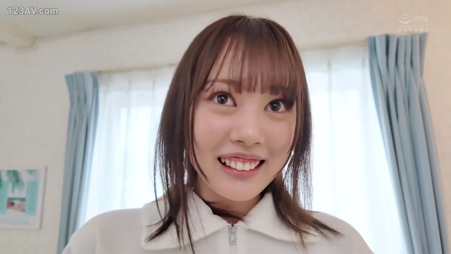 室内 · 脸部特写 · 微笑 · 注视 · 长发 · 正对镜头 · 白色翻领上衣